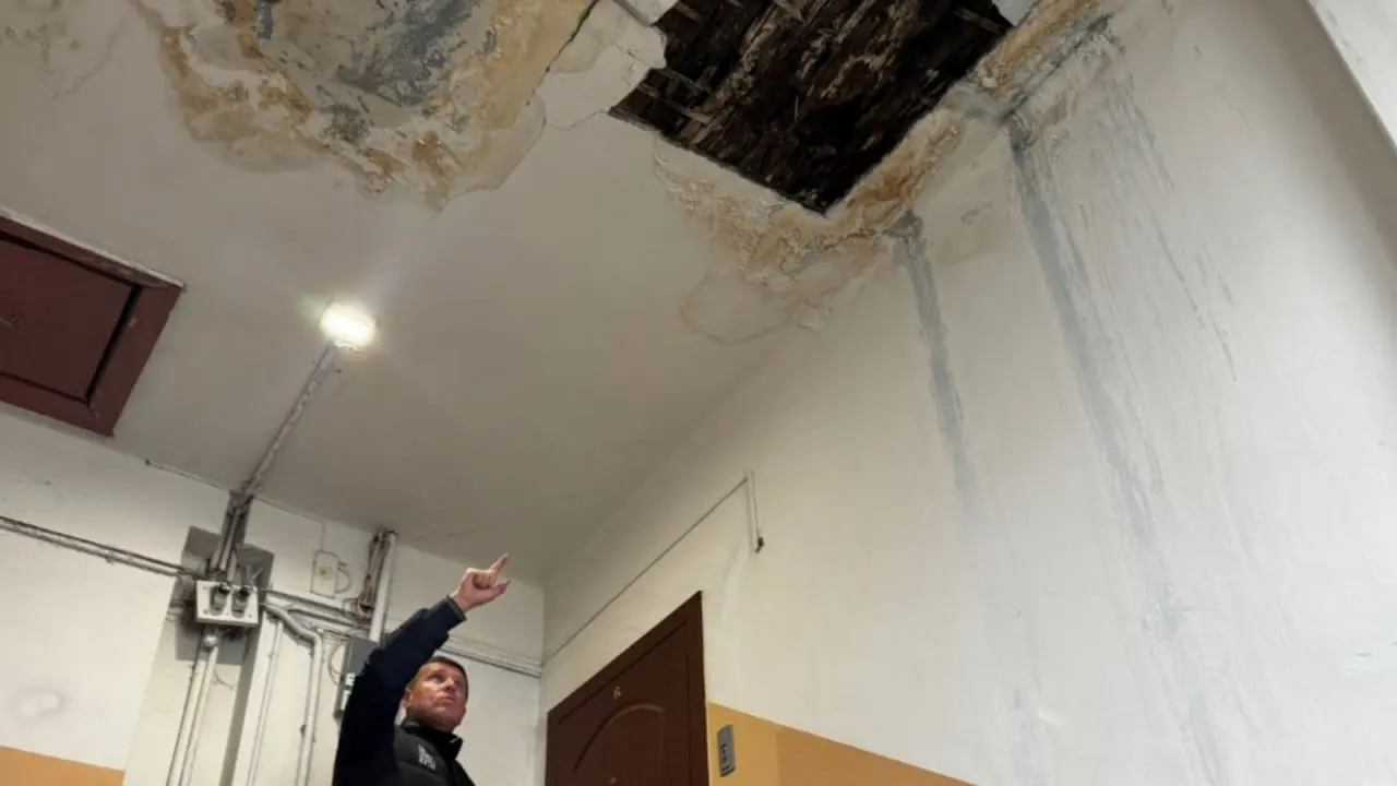 Жильцы дома на улице Марата, 16 терпят затопления, плесень и риск пожаров; чиновники заявляют о контроле, но ситуация остаётся критичной.