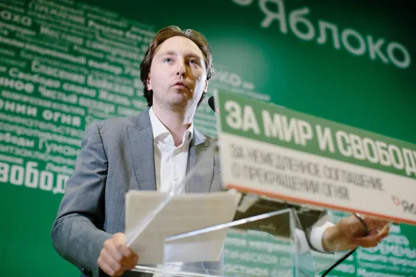 Несколько судебных решений сняли кандидатов от партии «Яблоко» по основаниям, в том числе за владение иностранными ценными бумагами; партия намерена обжаловать. Ряд регионов — Татарстан и Башкортостан — попали в сферу изменений и затронули региональные списки.