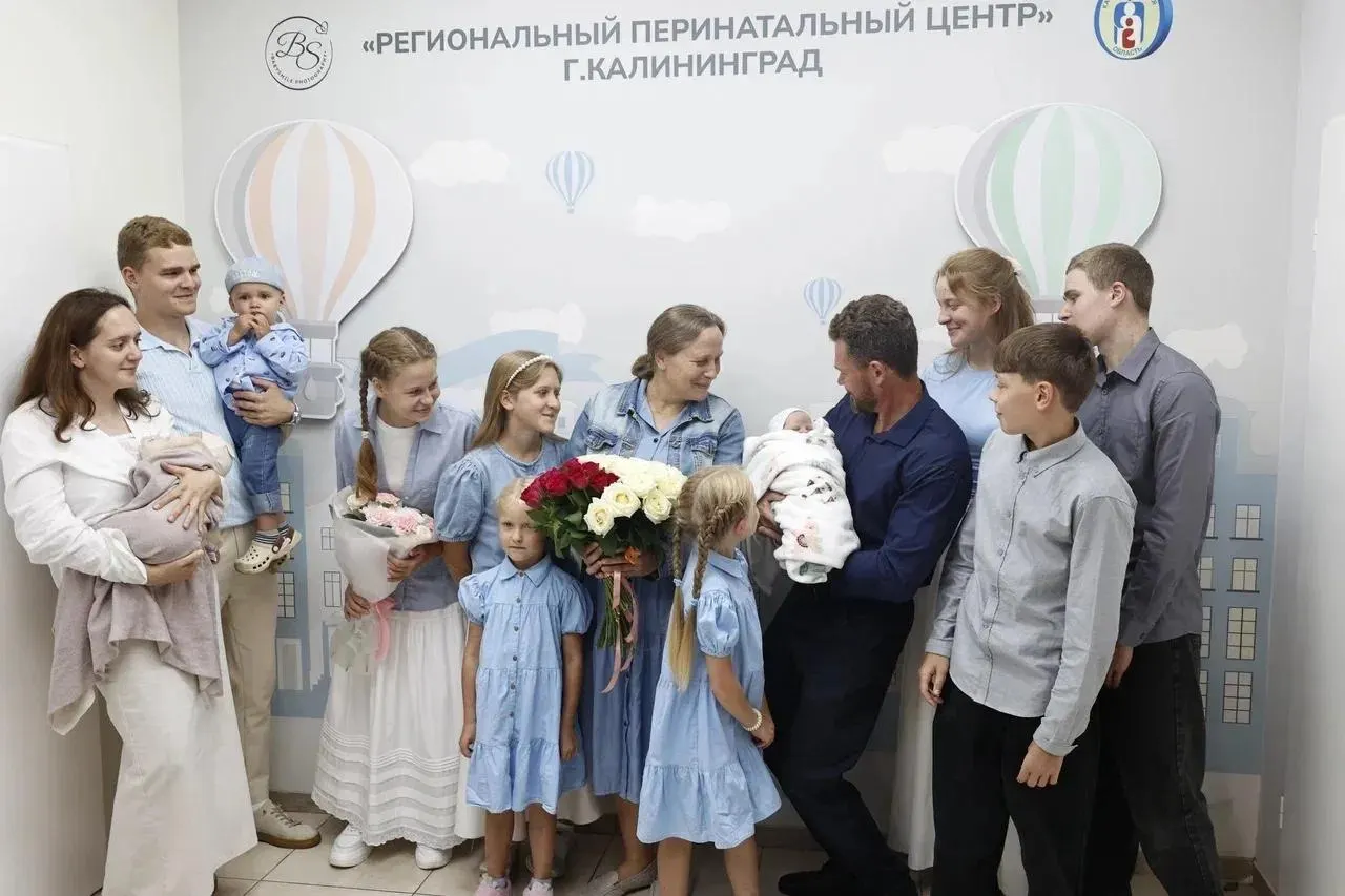 Две семьи пополнились малыми — у одной родилась дочка, у другой сын. Уже три женщины получают награду «Мать-героиня», ещё две кандидатуры обсуждаются в регионе.