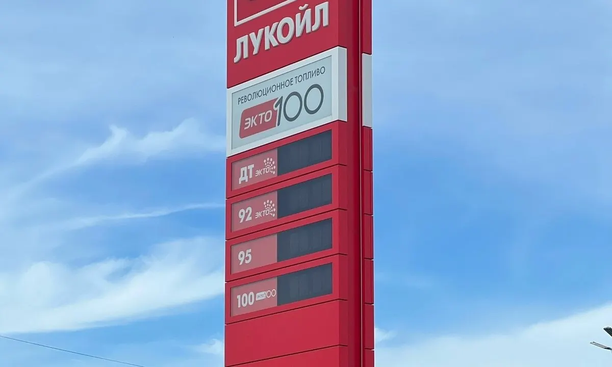 На заправках Петрозаводска фиксируются очереди и перебои с топливом: бензин подвозят по ночам, а на отдельных станциях его заканчивается к разному времени.