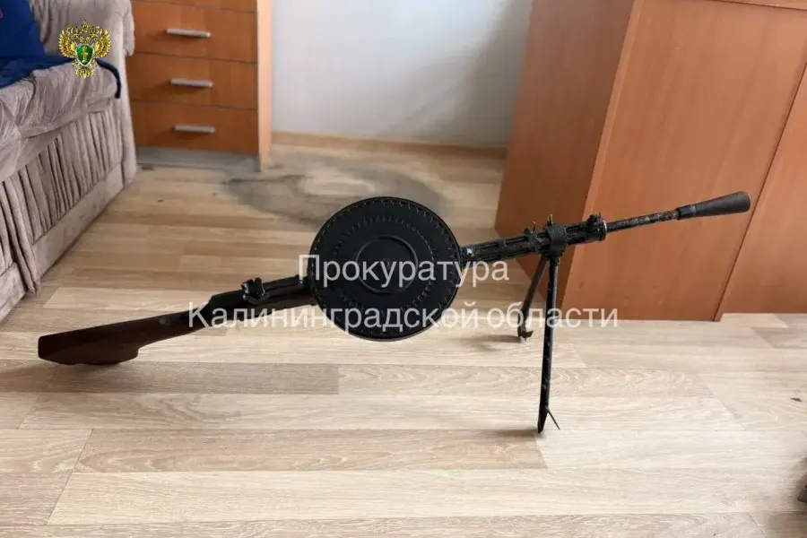 47-летний мужчина обвиняется в незаконном приобретении и хранении огнестрельного оружия; по данным следствия, он хранил пулемёт в шкафу на территории автосервиса, где работал, около двух лет.
