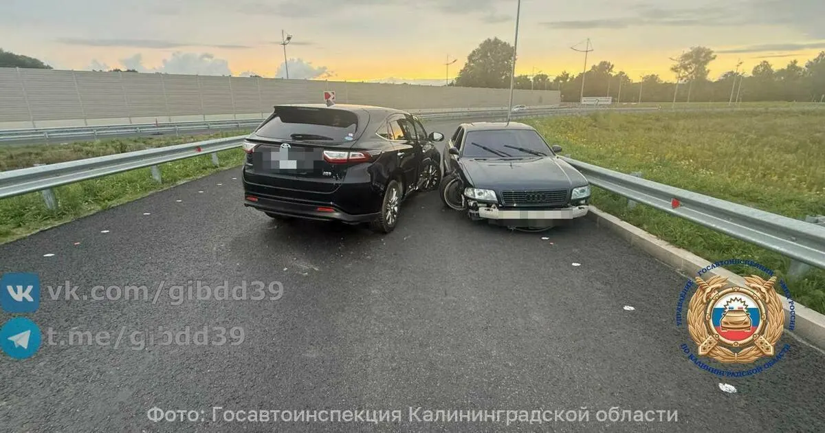 На Северном обходе Калининграда произошло ДТП из-за отсутствующей временной разметки; столкнулись автомобили Audi и Toyota. Пострадал пассажир, проводится расследование.