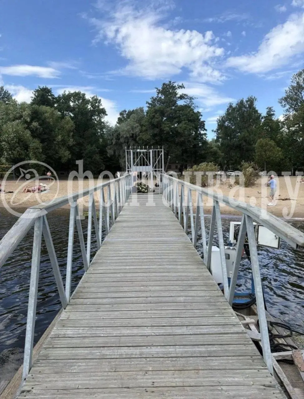 11-летний ребёнок пострадал от удара тока в воде у яхт-клуба на Крестовском острове. Очевидец спас второго ребёнка; пострадавшего увезли в больницу; проверку кабеля ведёт Следственный комитет.