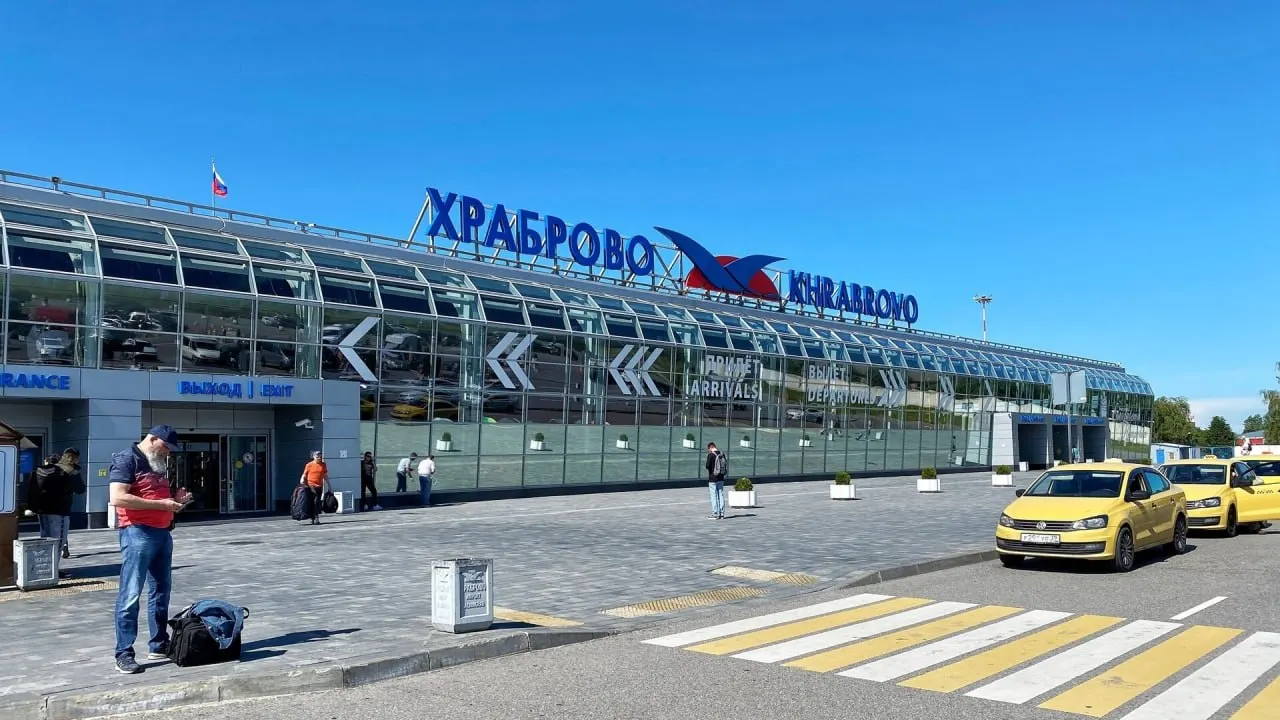 Задержки в калининградском аэропорту вызваны закрытием неба в других городах. Около 40 рейсов задержаны, включая направления Москва, Санкт‑Петербург, Пермь, Казань, Ижевск и Екатеринбург; ожидание — от 15 минут до 7 часов.