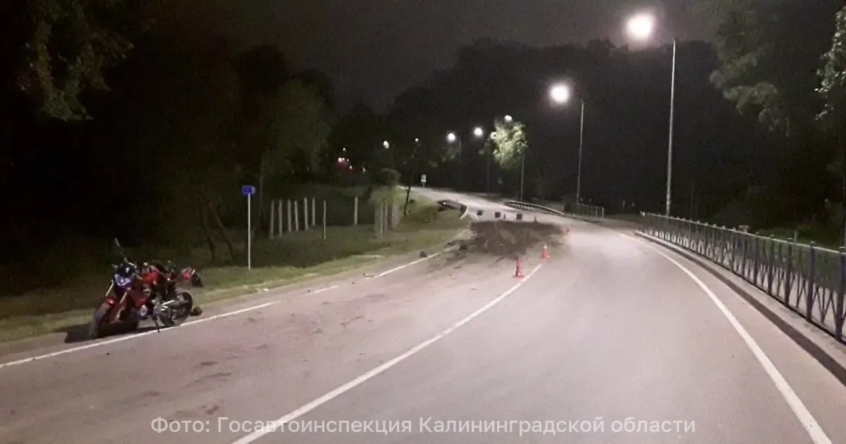На участке трассы Калининград — Полесск мотоциклист получил падение после того, как на дороге скопилась грязь из кузова самосвала; полиция возбудила дело против водителя.