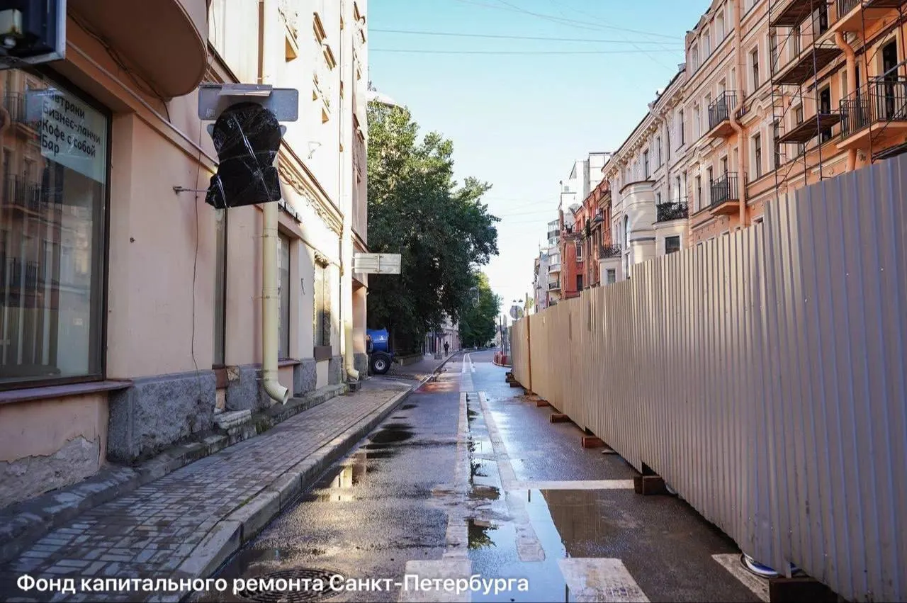 У дома на улице Большой Зелениной продолжаются работы: движение у здания частично возобновлено, ведутся мероприятия по межэтажным перекрытиям и укреплению эркера, а возвращение жильцов планируется к концу сентября.