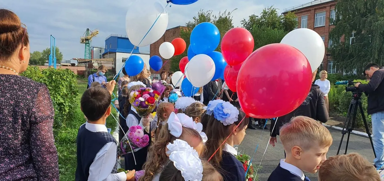 В Омске сборы на подготовку к школьному году достигли 16 000 рублей — на 10% выше, чем год назад.