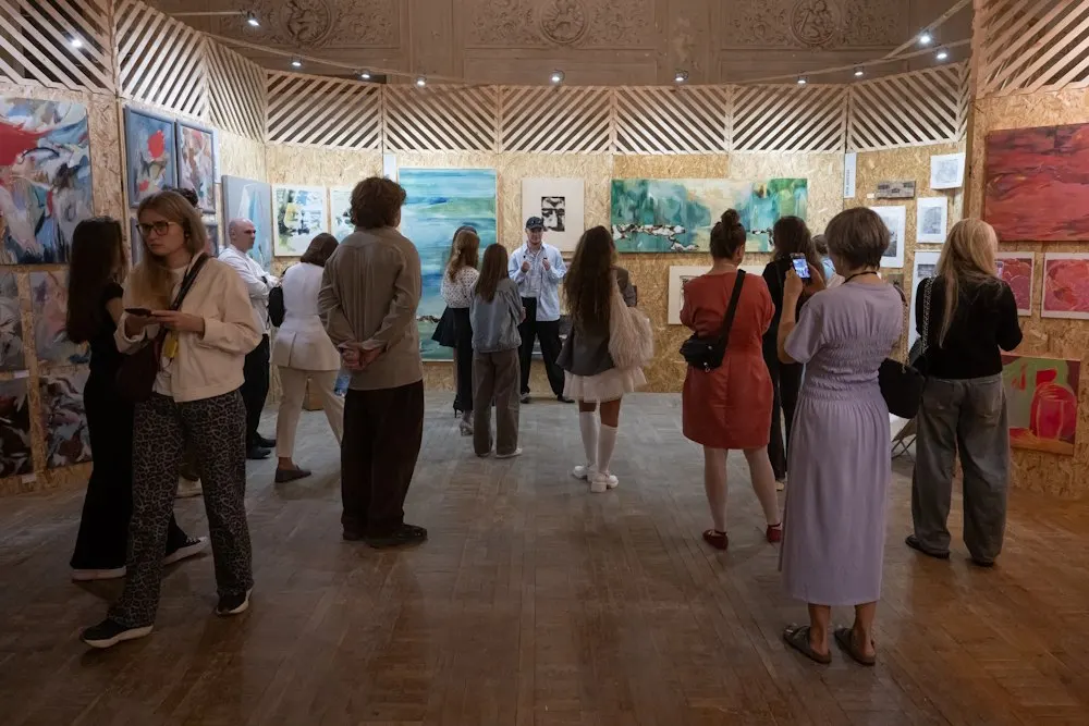 На Литейном прошла шестая арт-ярмарка Third Place Art Fair: участие более 80 художников, цены варьируются от доступного до выше 100 тысяч рублей, работает образовательная программа.