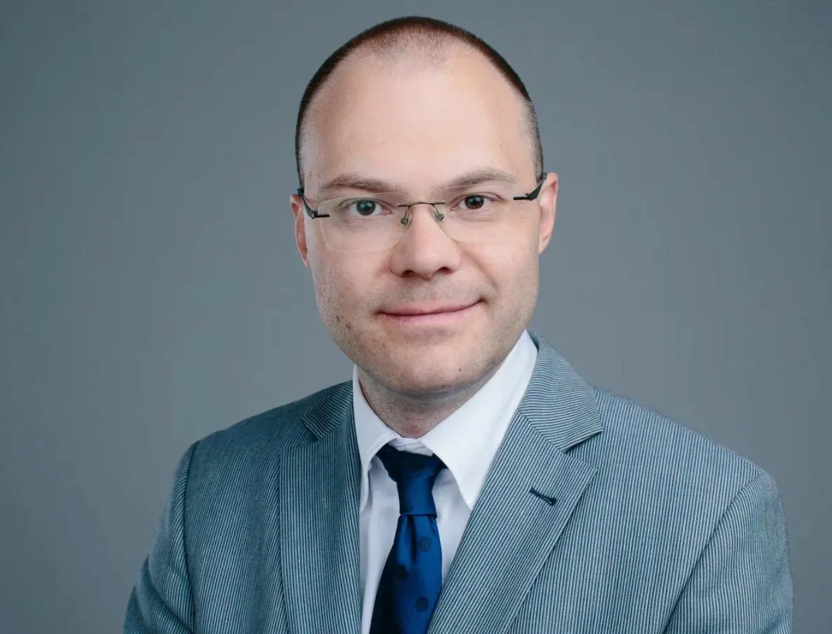 Кандидат от партии Яблоко Антон Костик стал предметом иска о снятии регистрации на выборах в Законодательное собрание Санкт-Петербурга, поданного соперником из ЛДПР.