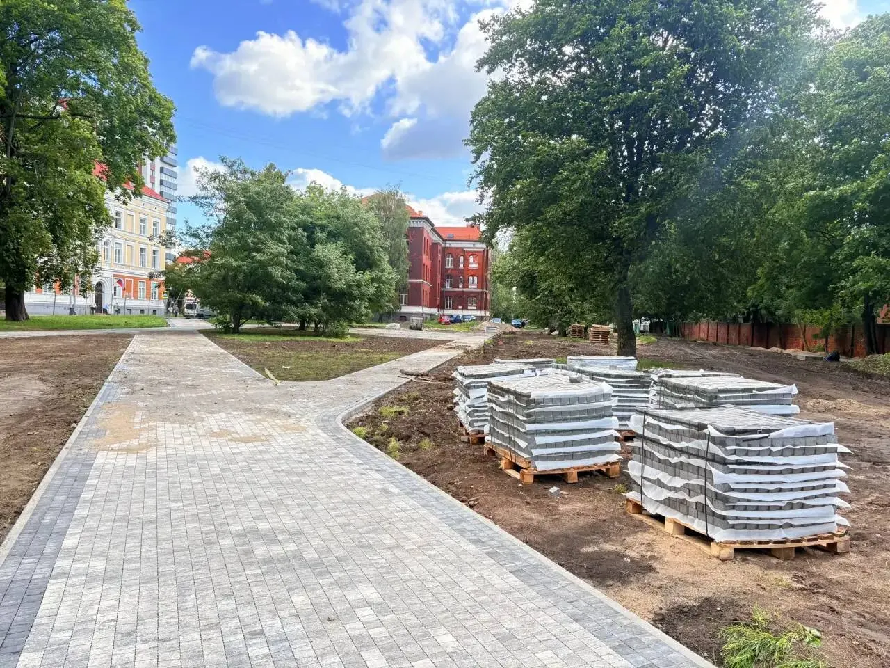 В зелёной зоне обновят электросети и освещение, приведут существующие пешеходные маршруты в порядок, проложат новые дорожки, подготовят основания под качели, скамейки и урны. По завершении работ территория будет озеленена — высадят сакуры и кустарники.