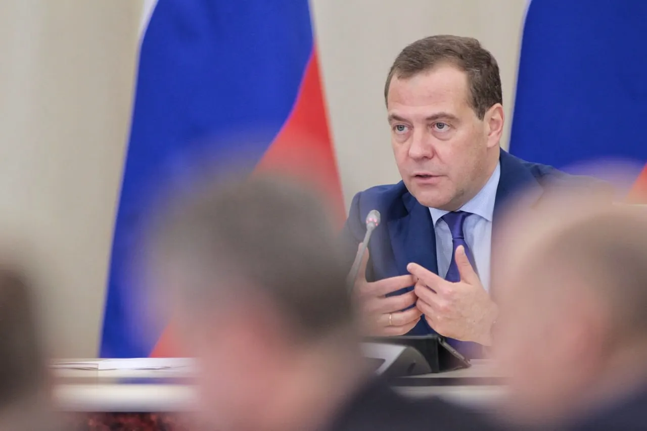 Медведев заявил, что противостояние с Западом сохранится после начала СВО; воспитание общества остается актуальной задачей.