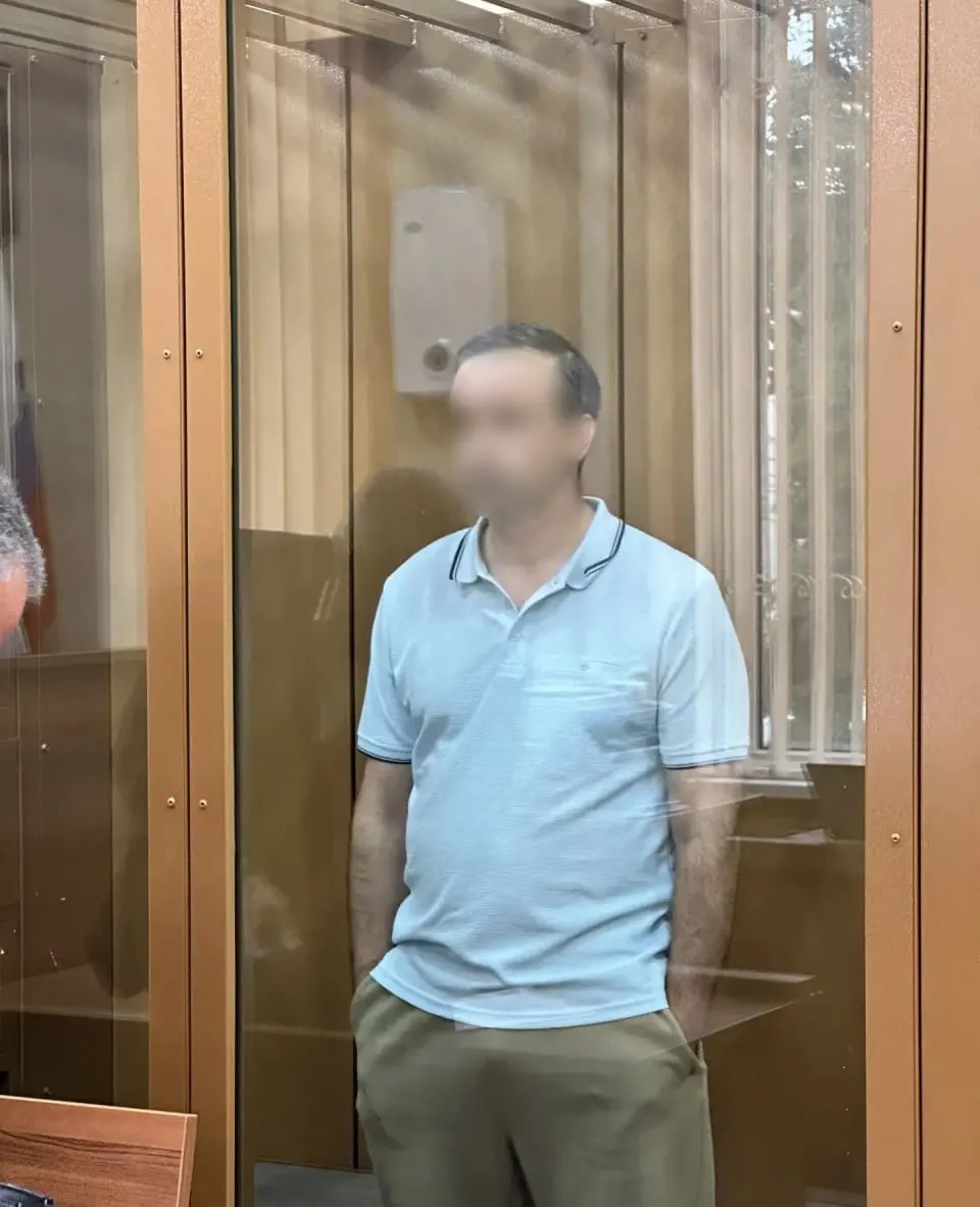 Суд продлил меру пресечения до 18 октября; обвинение включает покушение на преступление и незаконный оборот наркотиков.