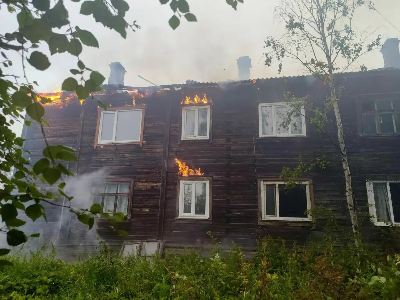 Половина дома охвачена огнём, жильцы эвакуированы. На месте работают пожарные, полиция, скорая и сотрудники электросетей.