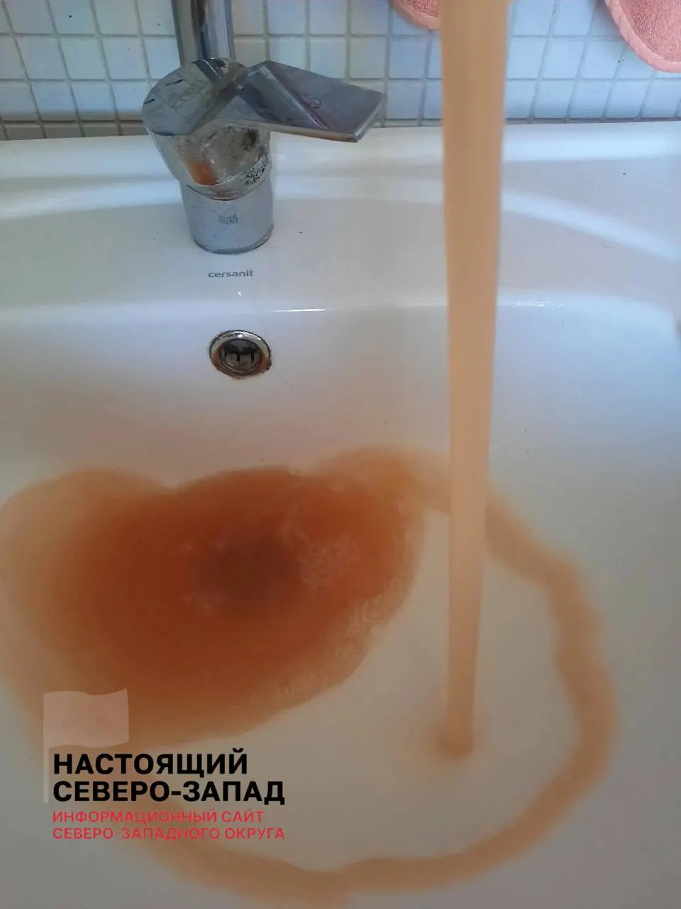 Жители села Верховажье сообщают, что уже несколько месяцев из кранов течет ржавая вода с неприятным запахом; после ремонта сетей качество воды не улучшилось, вместе с ней идёт песок.