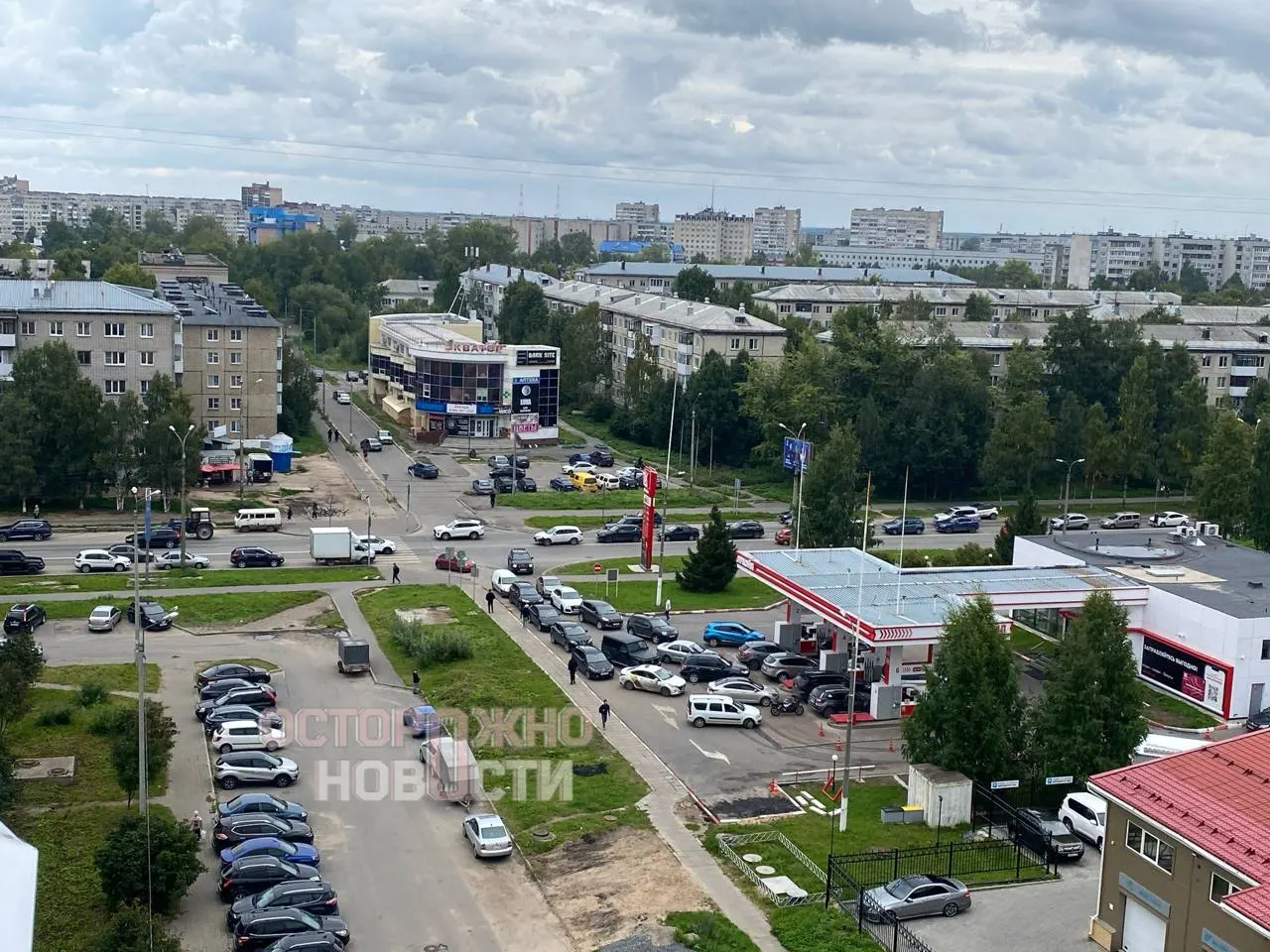 Очереди за топливом в разных регионах приводят к многократно задержке заправки, штрафам за простои и сообщениям о мерах со стороны властей.