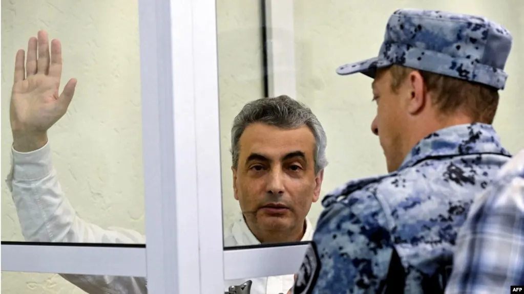Оппозиционный политик Лев Шлосберг прокомментировал приговор к 11 годам и 1 месяцу лишения свободы и заявил, что перемены в стране неизбежны.