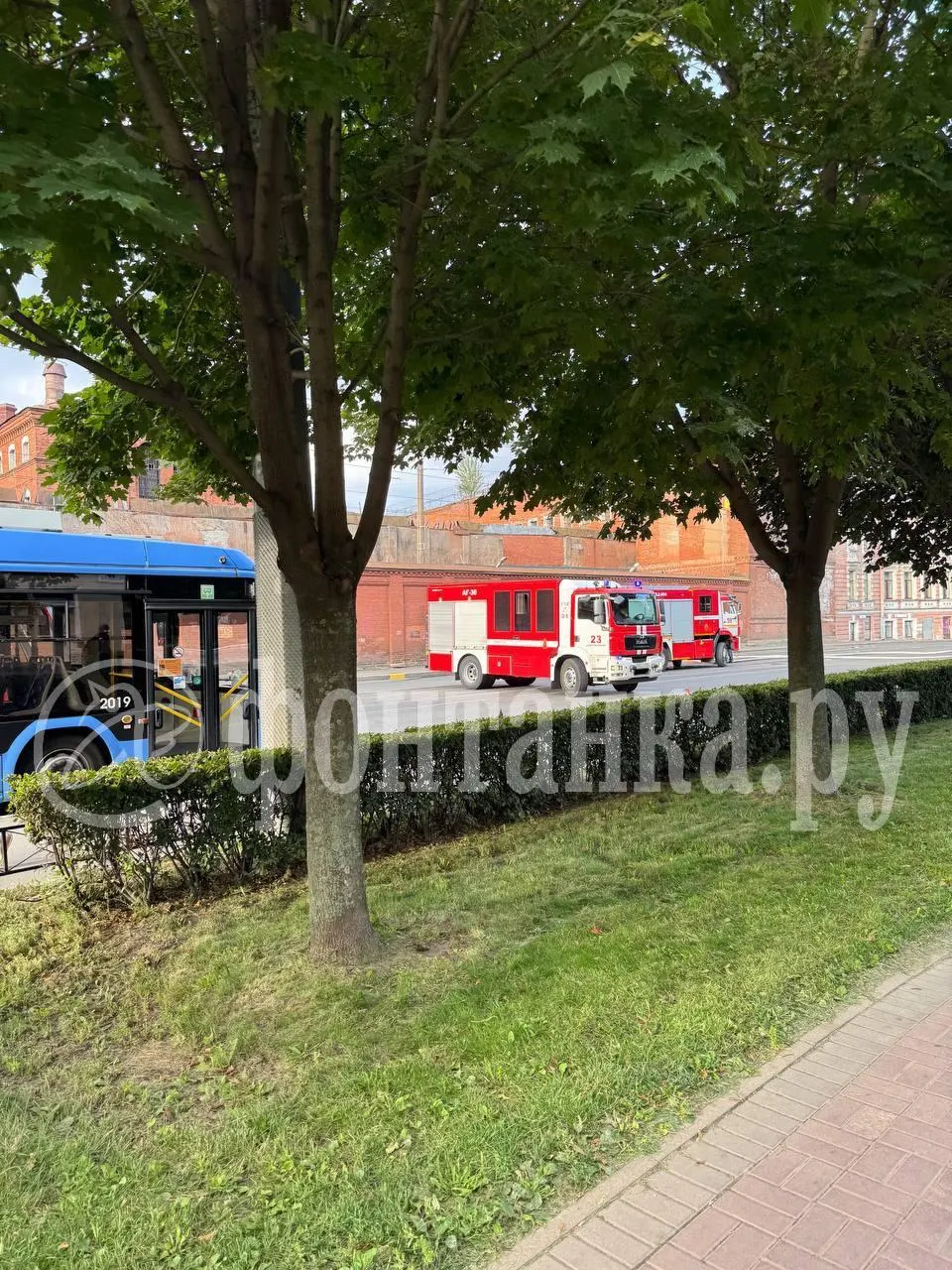 Пожар на улице Михайлова охватил здание площадью 350 м². Движение на близлежащих улицах затруднено из‑за перекрытой Комсомола; ликвидация пожара завершилась поздно ночью.
