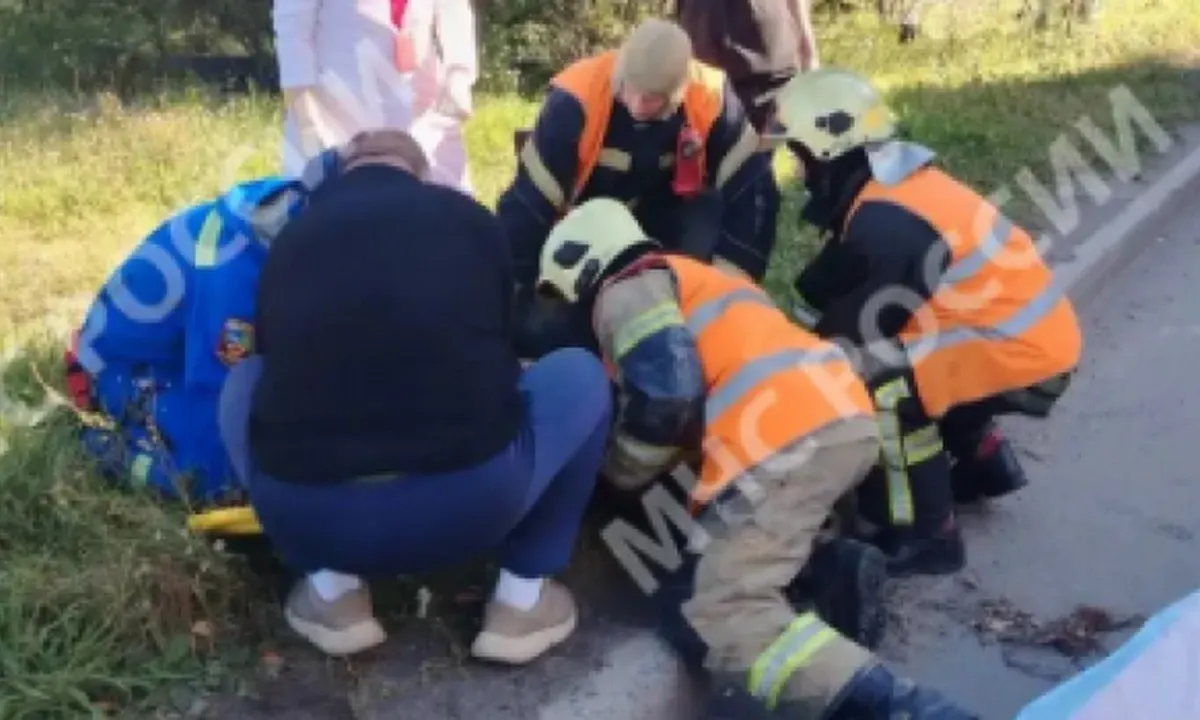 После ДТП в Петрозаводске спасен ребенок: ему оказали первую помощь, ликвидирован разлив топлива и отключены аккумуляторы.