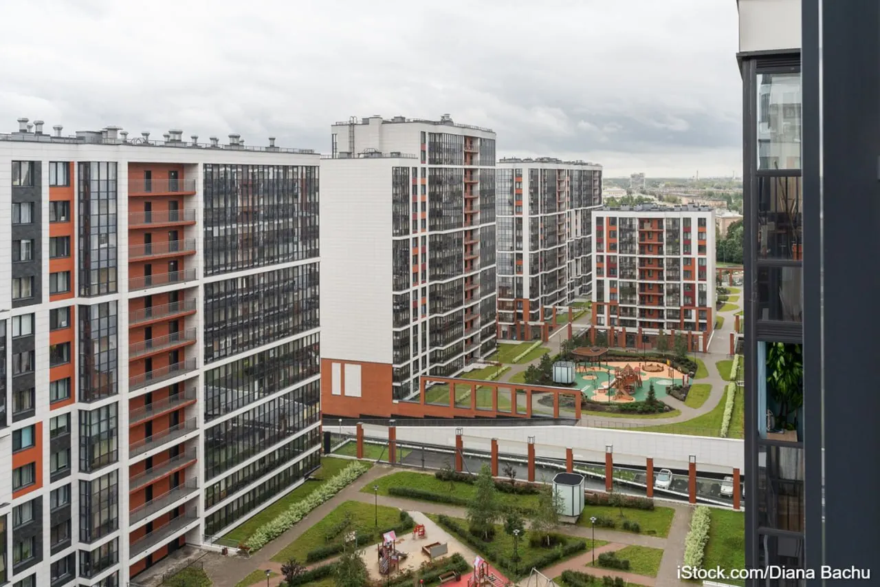 Первая половина 2026 года для рынка новостроек Санкт-Петербурга и Ленинградской области оказалась лучше ожиданий: продажи сохранены, а агломерация показала рост на фоне снижения по стране. Значительную долю результата обеспечил всплеск спроса перед потенциальными изменениями в программе семейной ипотеки.