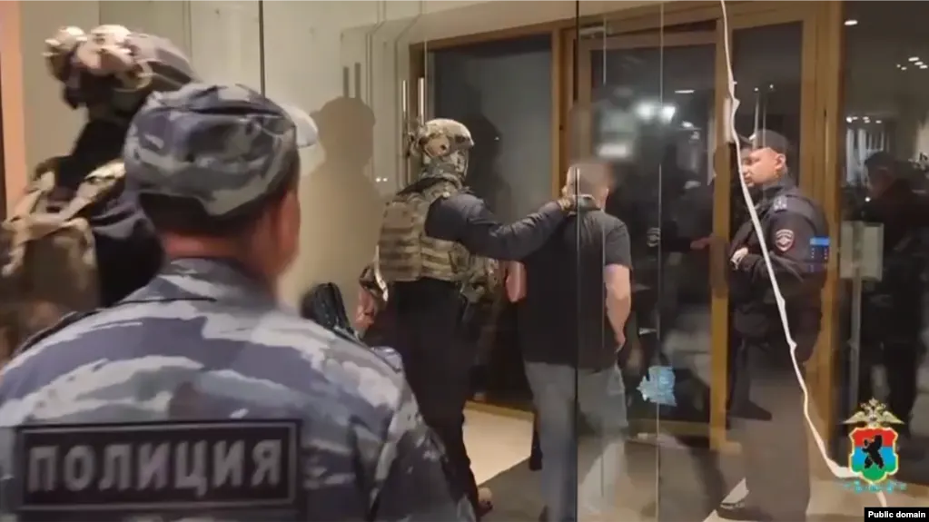 Силовые структуры провели серию ночных рейдов в Карелии, Москве и Ленинградской области: десятки задержанных, проверки документов и обыски в клубах и на фестивале.