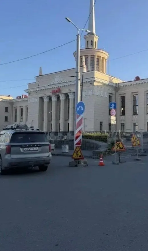 Из-за работ на привокзальной площади временно изменена схема движения: остановка перенесена, стоянка запрещена, автобусы подъезжают к зданию №2 на площади Гагарина. Срок действия — с 19 августа по 30 ноября.