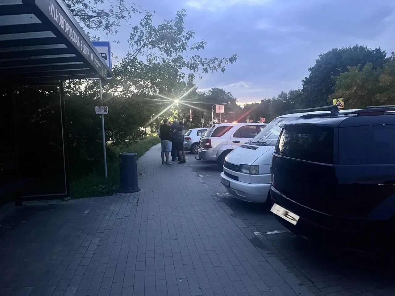 Женщина с дочерью едва избежали наезда возле новой остановки; водители продолжают парковаться в парковочном кармане у Новгородской.
