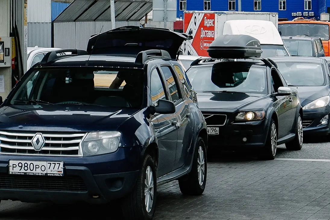 По всей стране вводят квоты на продажу топлива и фиксируют очереди на заправках; ситуация с поставками бензина и дизельного топлива остается напряженной.