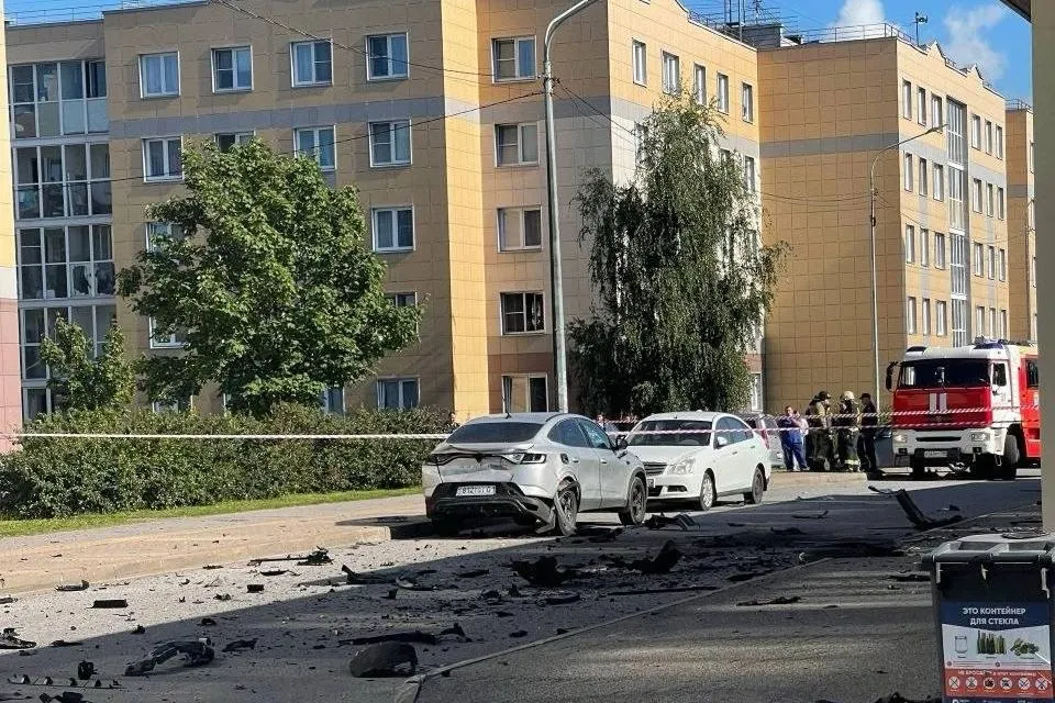 Утром 27 августа в микрорайоне Славянка произошел взрыв в автомобиле, в котором находились военнослужащий в звании подполковника и его супруга. Мужчина погиб на месте, женщина госпитализирована в реанимацию. Причина происшествия пока не установлена.