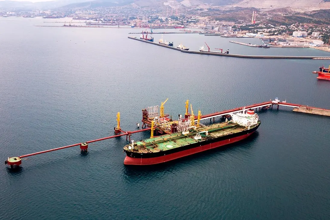 За период до 9 августа поставки нефти за рубеж составили примерно 3,71 млн баррелей в сутки; ситуация на рынке осложняется атаками на переработку и ограничениями в портах.