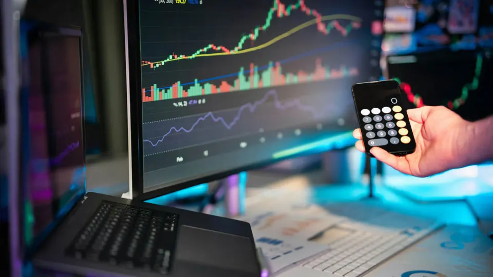 Обсуждение вероятной блокировки USDT и последствий для финансового рынка, а также шаги банка ПСБ по созданию собственной платежной инфраструктуры.