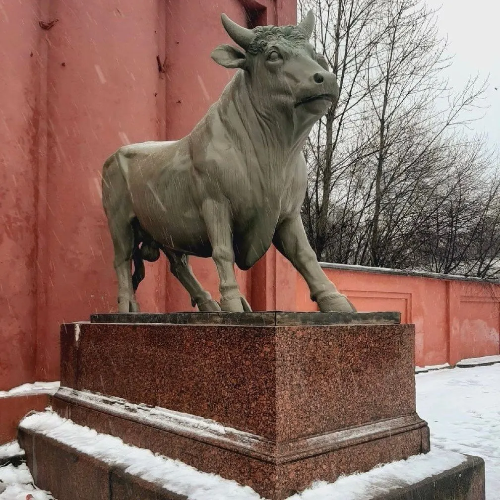 Минкульт заявил об отсутствии оснований для переноса бронзовых быков. В районе Средняя Рогатка продолжаются дискуссии вокруг памятников, реставрация скульптур идёт уже несколько лет.