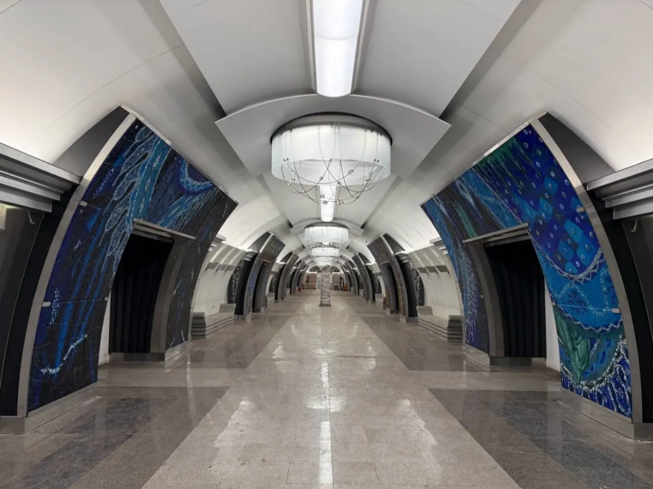 Проект по строительству вестибюля Театральной станции в Санкт-Петербурге столкнулся с отсутствием поданных заявок на тендер на инженерные изыскания. Бюджет около 23,6 млн рублей.