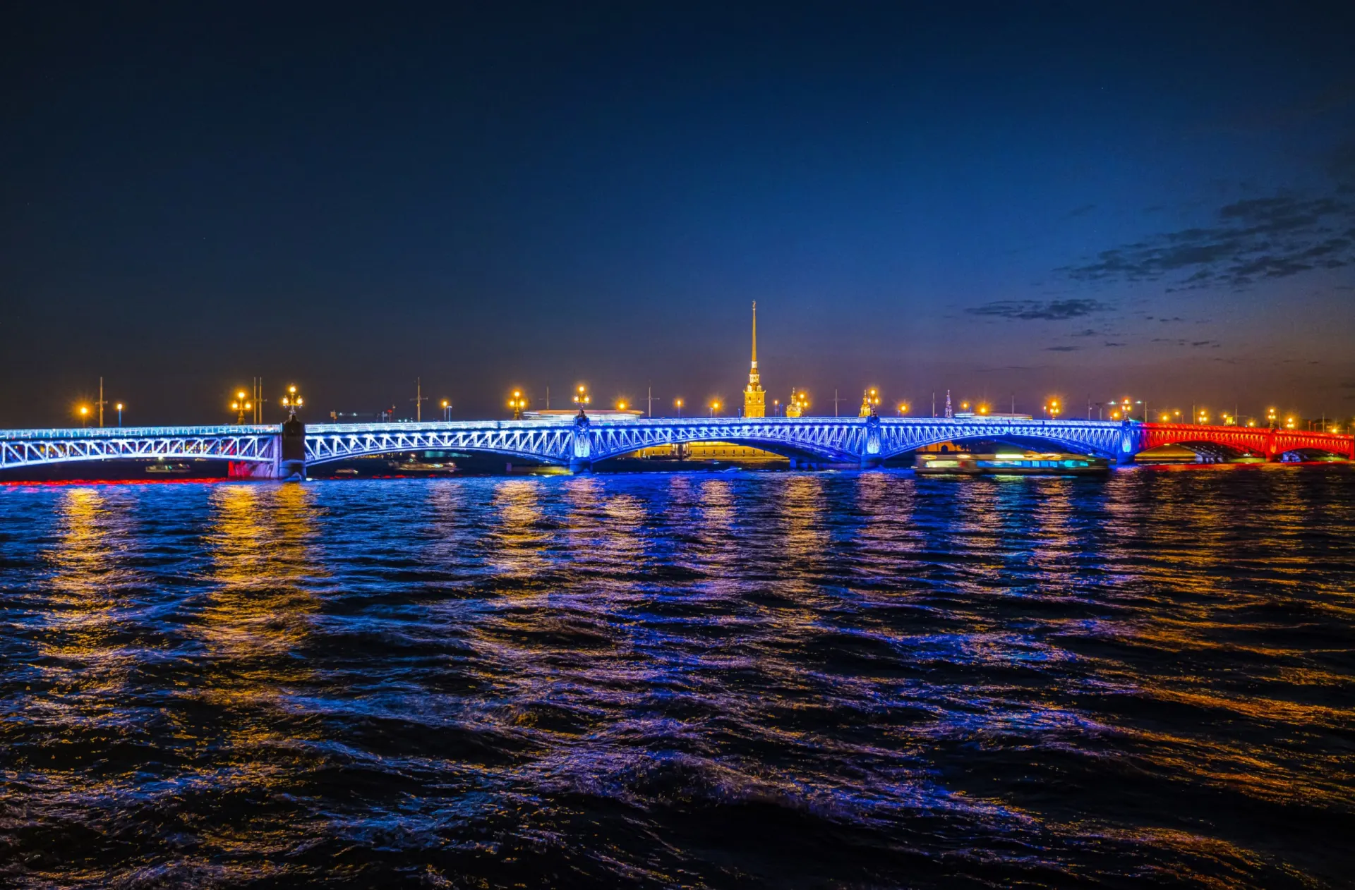 В честь праздника город украсится цветами флага: подсветка мостов, ночные факелы на Стрелке Васильевского острова и подсветка Лахта-центра в те же часы.