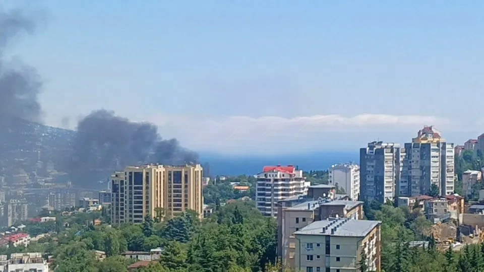 7 августа по побережью Ялты прошёл удар беспилотников, после которого в здании на набережной возник пожар. Власти призвали жителей к эвакуации и соблюдать меры безопасности.