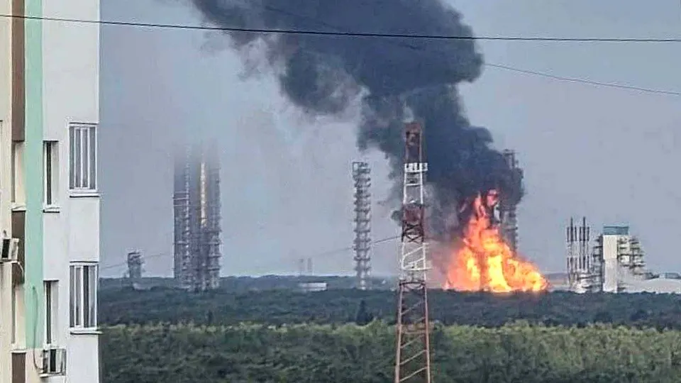 Завод Запсибнефтехим в Тюменской области остановил производство после удара беспилотников; предприятие ранее выпускало миллионы тонн полимеров и значительную долю СУГ.