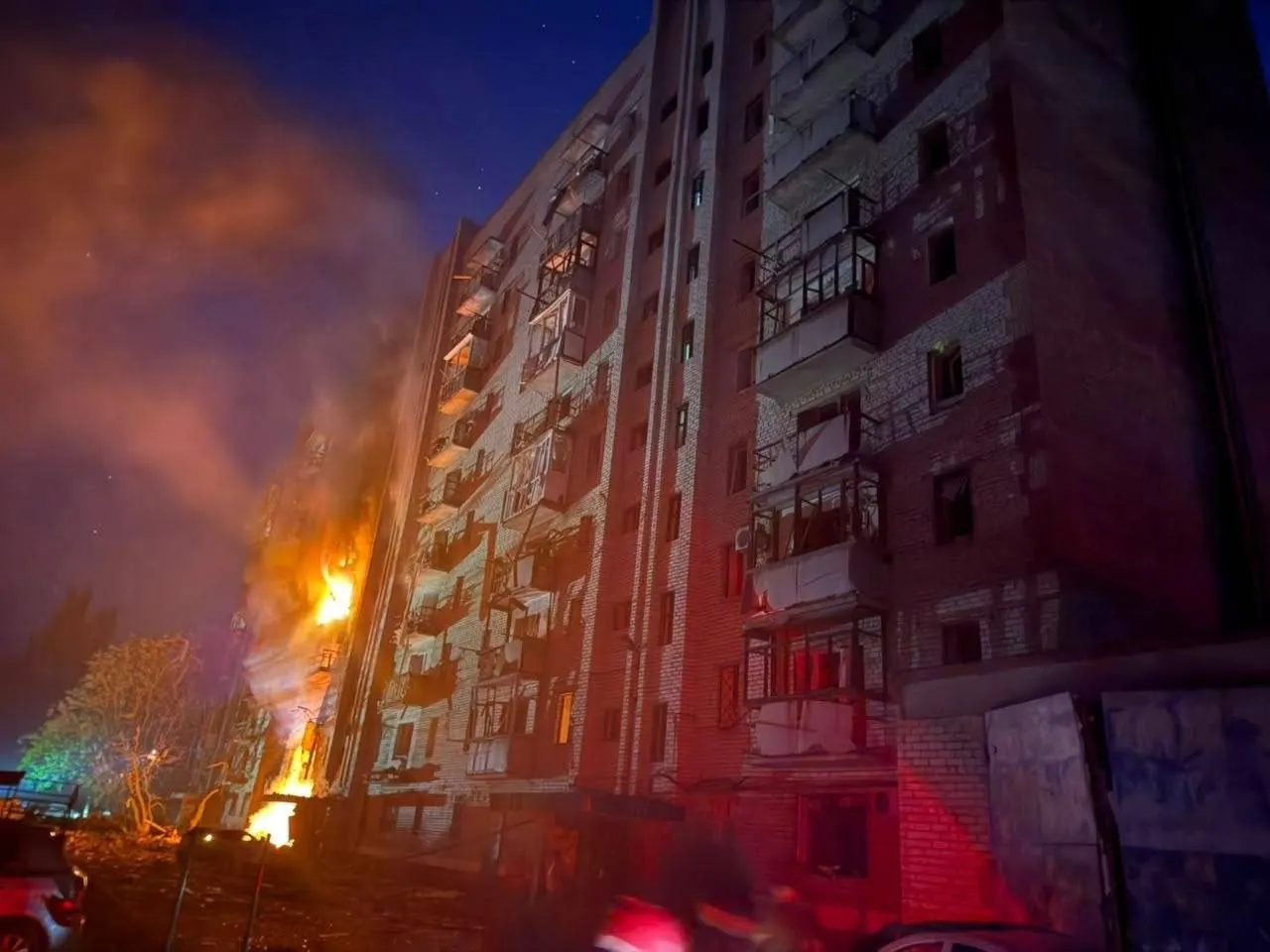 Сводка событий: разрушенные дома и ранения в нескольких регионах, атаки беспилотников над Ленинградской областью, новые регуляции по бензину в Калужской области, а также экономические и правовые новости из Москвы.