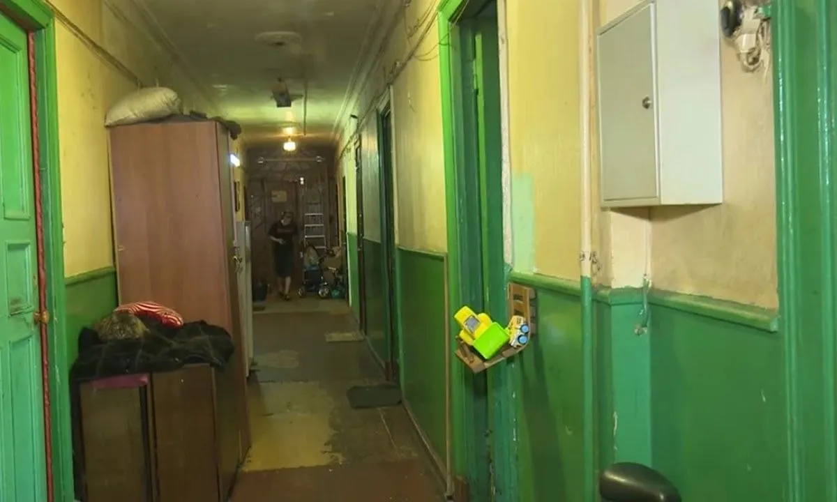 Жители дома №4 по проспекту Ленина спорят о условиях проживания: протечки и риск пожара, пока управляющая компания бездействует. Конфликт перерастает в преступление, пострадавшая обратилась в полицию.