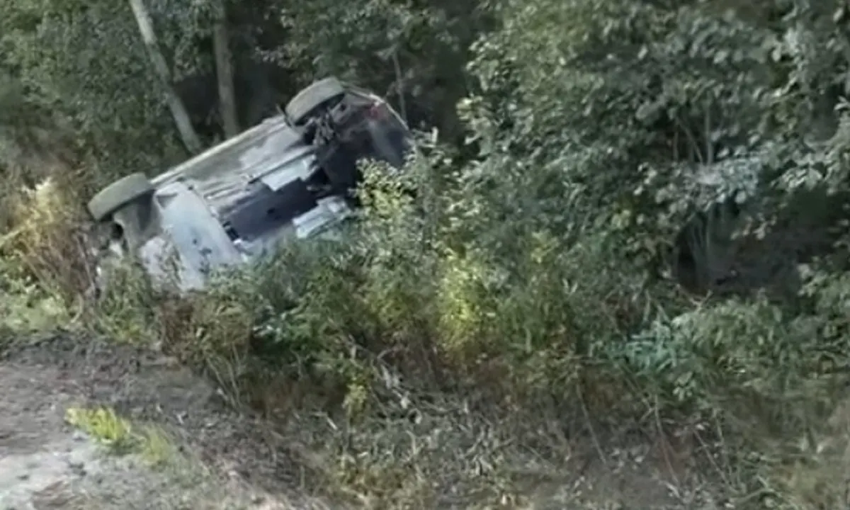 Во время подготовки к раллийным соревнованиям автомобиль не справился с поворотом и вылетел в кювет; пострадавших нет.