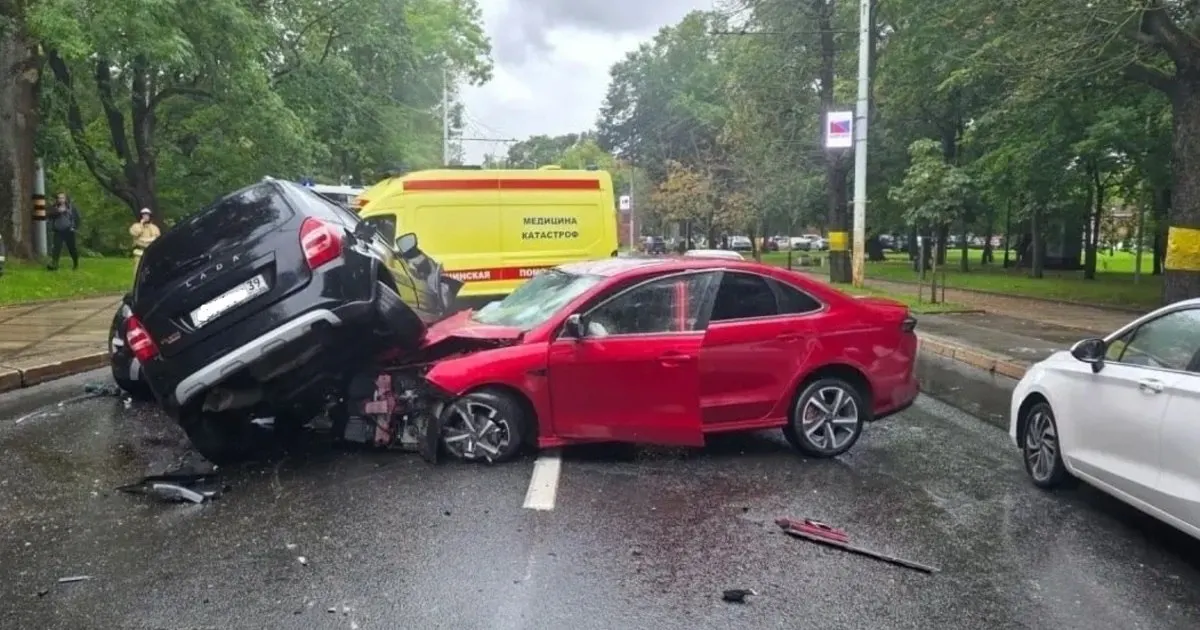 18-летний водитель Kaiyi вылетел на встречную полосу на Гвардейском проспекте в Калининграде и получил лишение прав за управление в состоянии опьянения; ранее он был привлечён за отказ от медицинского освидетельствования.