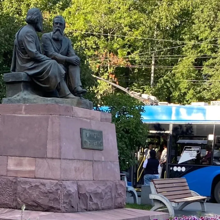 85-летний пенсионер дождался троллейбус №1 почти полтора часа и опоздал к приёму; горожане требуют улучшения расписания и работы транспорта.