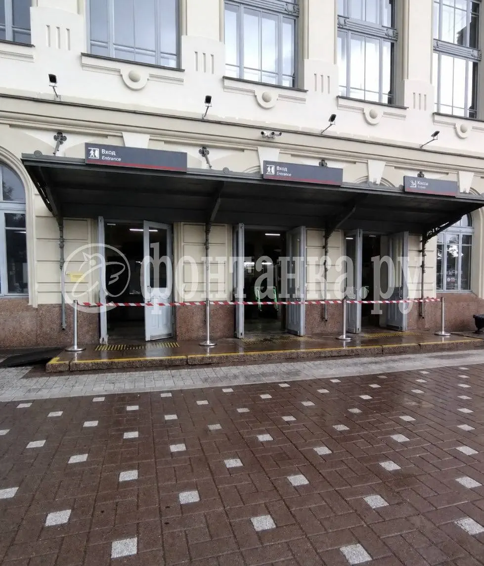 Вход в здание перекрыт, работают кинологи с собаками, территорию оградили сигнальной лентой. Пассажирам порекомендовали выйти из здания, проверка продолжается; движение поездов не затронуто.