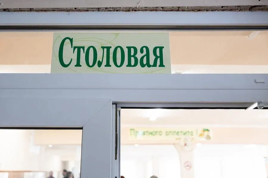 Прокуратура требует выплатить 200 тысяч рублей морального вреда несовершеннолетней после заражения норовирусной инфекцией во время первой смены лагеря; проверка выявила нарушения в организации питания.