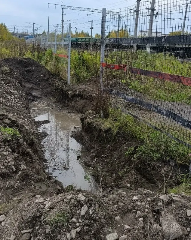 Из-за закрытия перехода через железную дорогу в районе Кукковки жители ищут безопасные маршруты и сталкиваются с вынужденными обходами.