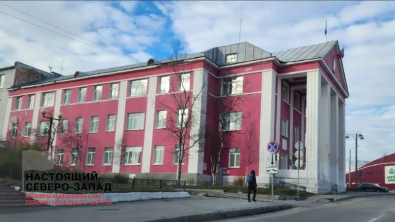 Администрации Кировска и ЗАТО Александровск намерены занять 392 млн рублей под 17,5% годовых на 17 месяцев, чтобы закрыть дефицит бюджета и погасить старые долги; итоговые выплаты приблизятся к 476 млн.