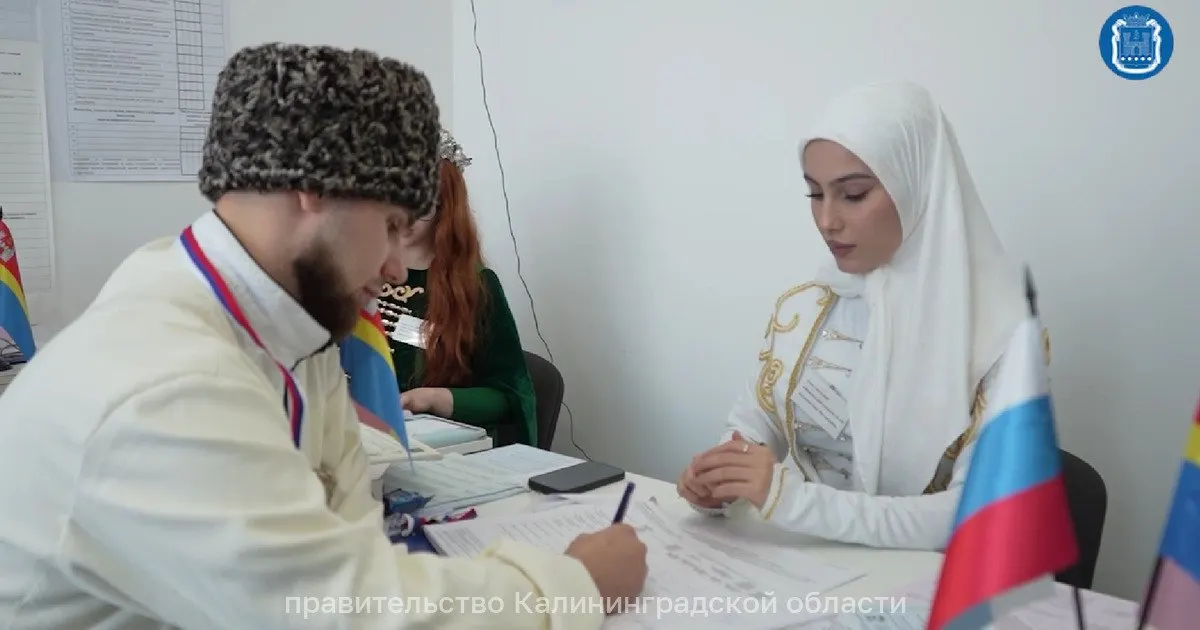 На участке Гурьевского округа сотрудники пришли на выборы в традиционных костюмах; среди присутствовавших — представители казахской, киргизской, татарской, ингушской и чеченской общин.