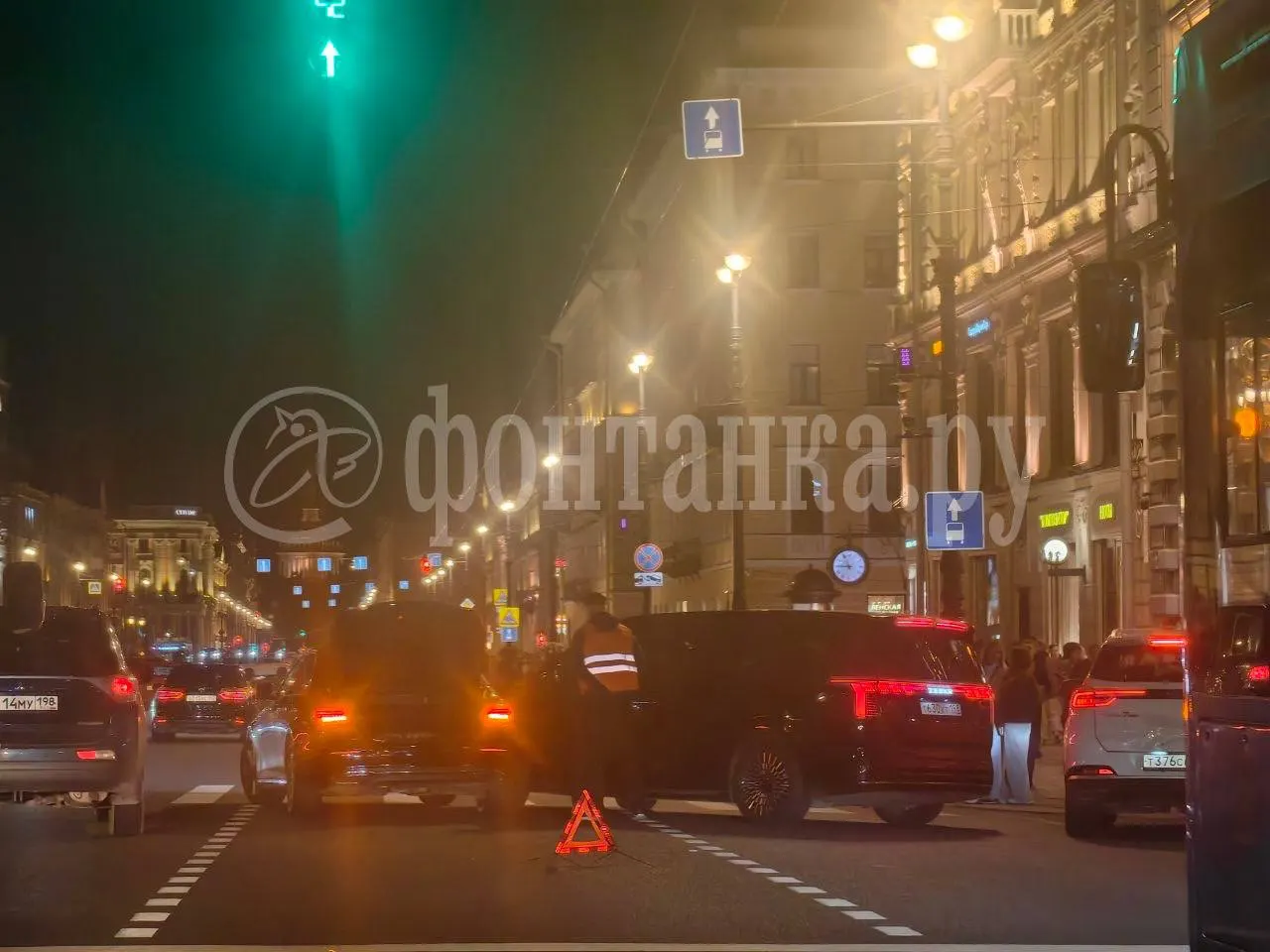 Дорожно-транспортное происшествие на Невском проспекте заняло две полосы. На участке образовался затор до Михайловской улицы. Обстоятельства происшествия уточняются.