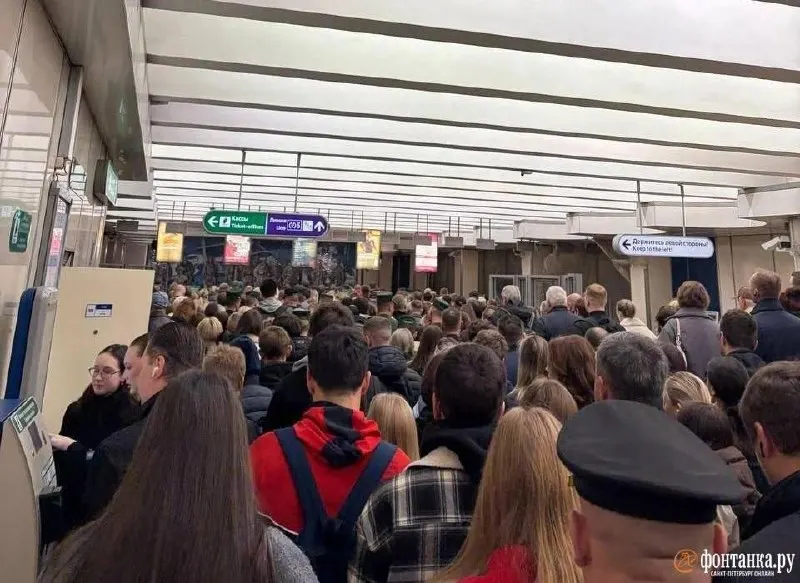 На входе в станцию образовалась длинная очередь.