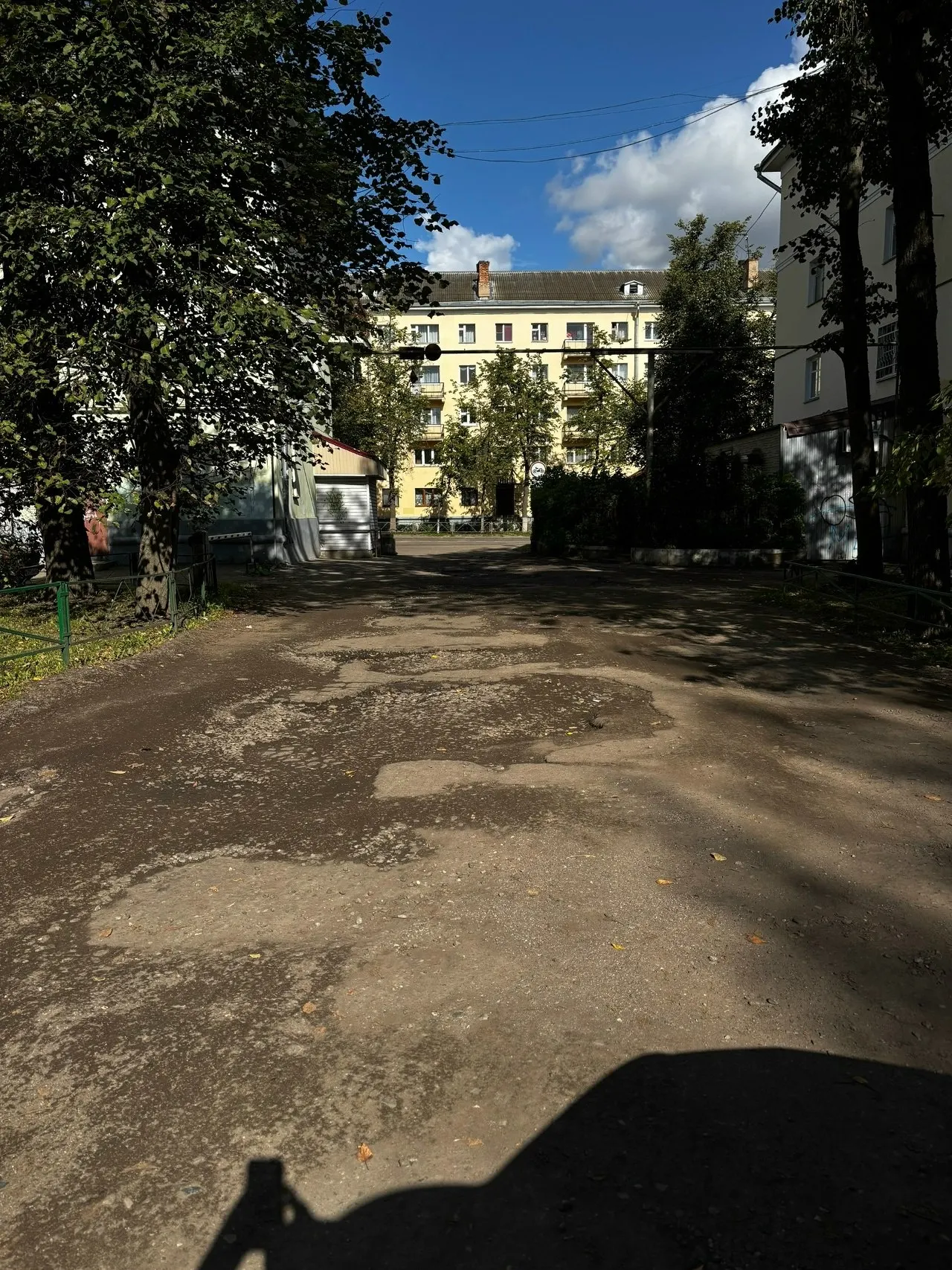 Жители Великих Лук сообщают о разрушенном въезде во двор по адресу Ленина 44 и требуют меры.