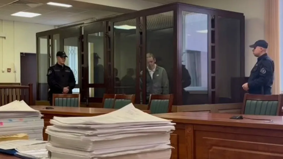 36-летний житель Санкт-Петербурга получил шесть лет колонии за распространение фейков об армии, включая репосты материалов о жестоких эпизодах войны в социальных сетях.