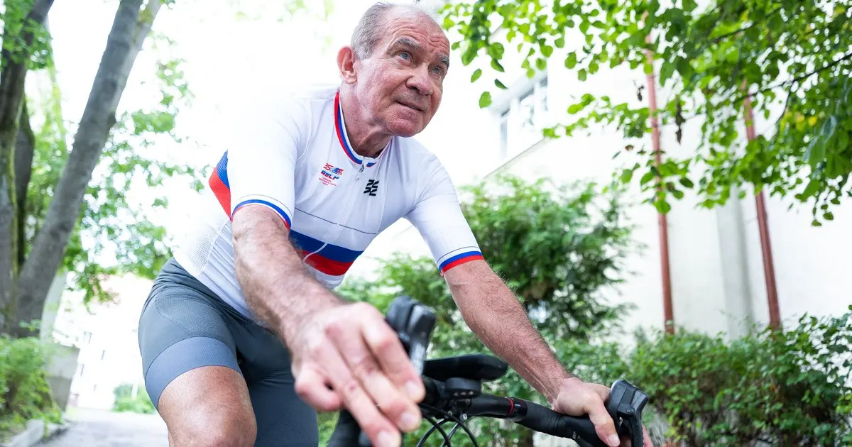 69-летний калининградский спортсмен выиграл чемпионат России по велоспорту, демонстрируя невероятную выносливость и характер.
